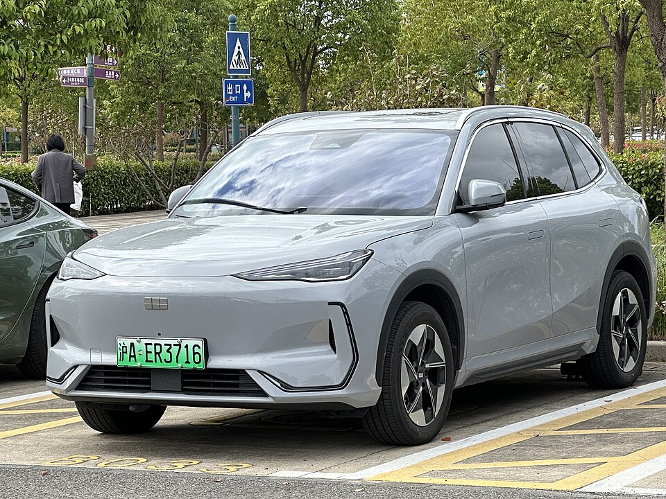 Geely EX5 gris fotografiado en una calle