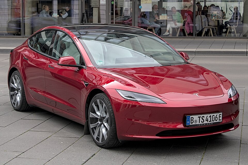 Tesla Model 3 rojo, sin modificaciones visibles