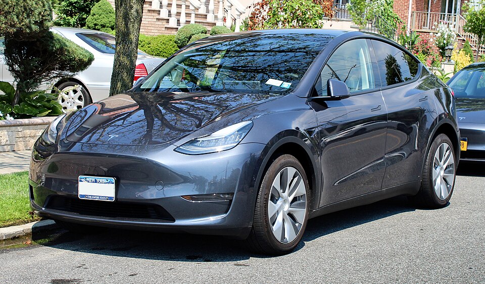 Tesla Model Y gris fotografiado en una calle